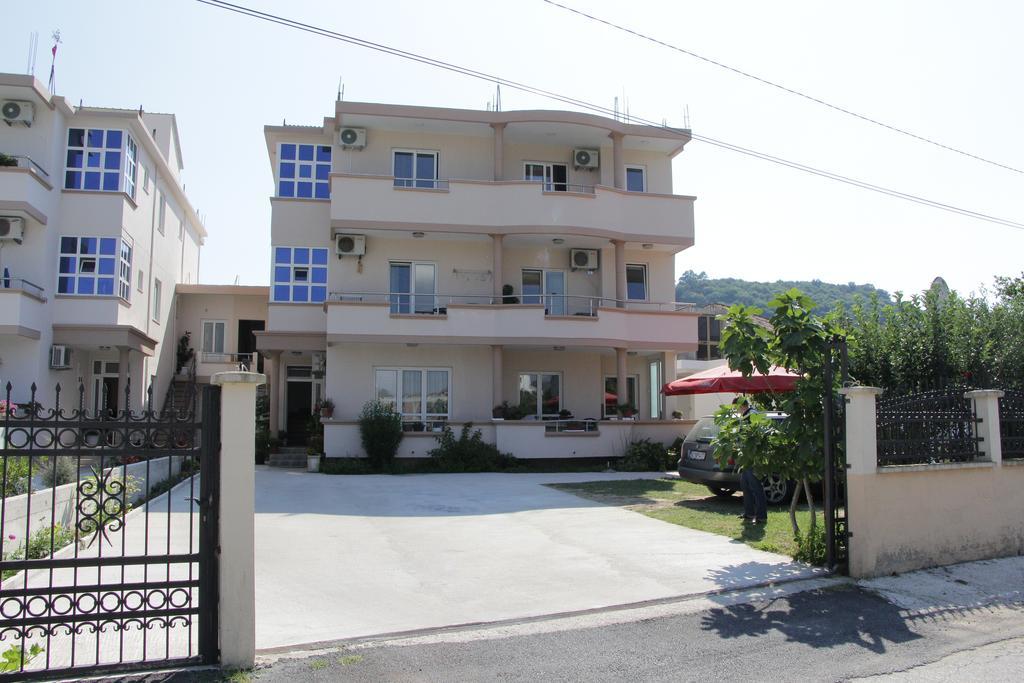 Apartment Family Ulcinj Bagian luar foto